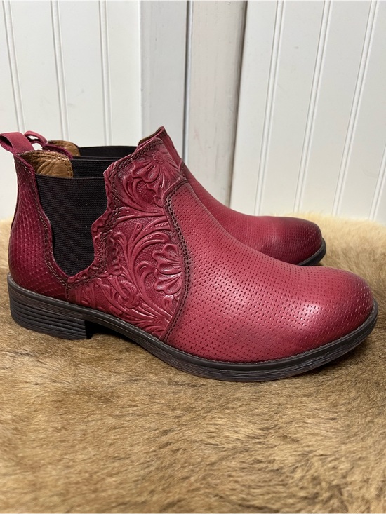Comfortiva Shoes - Comfortiva Western Tooled Leather Chelsea Ankle Boots 8 Booties